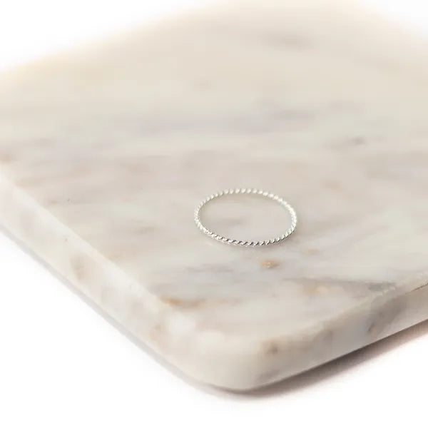 Twisted minimalist ring