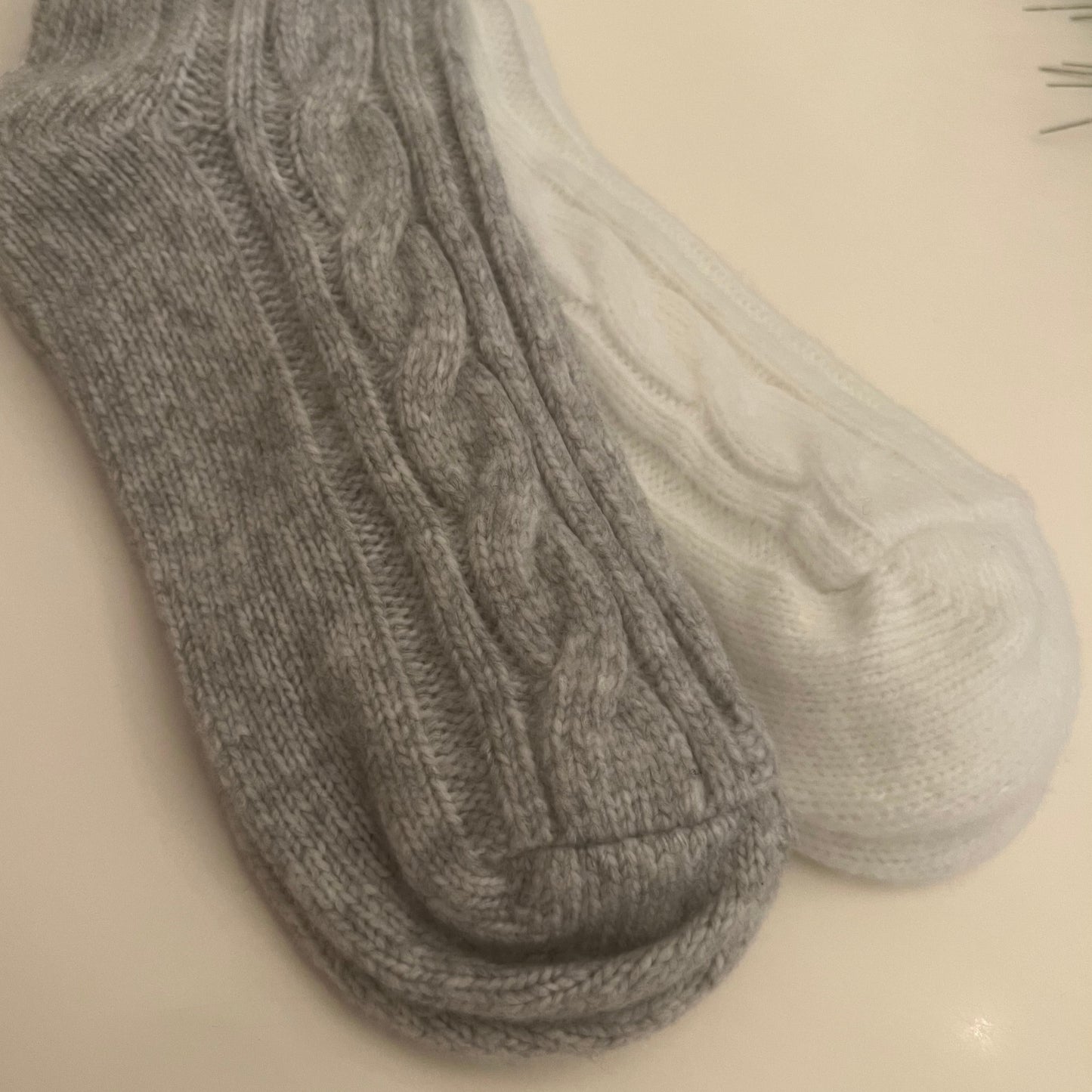 2 paires de bas à câble BLANC ET GRIS