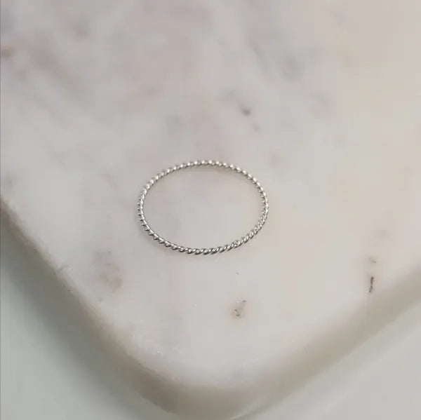 Twisted minimalist ring